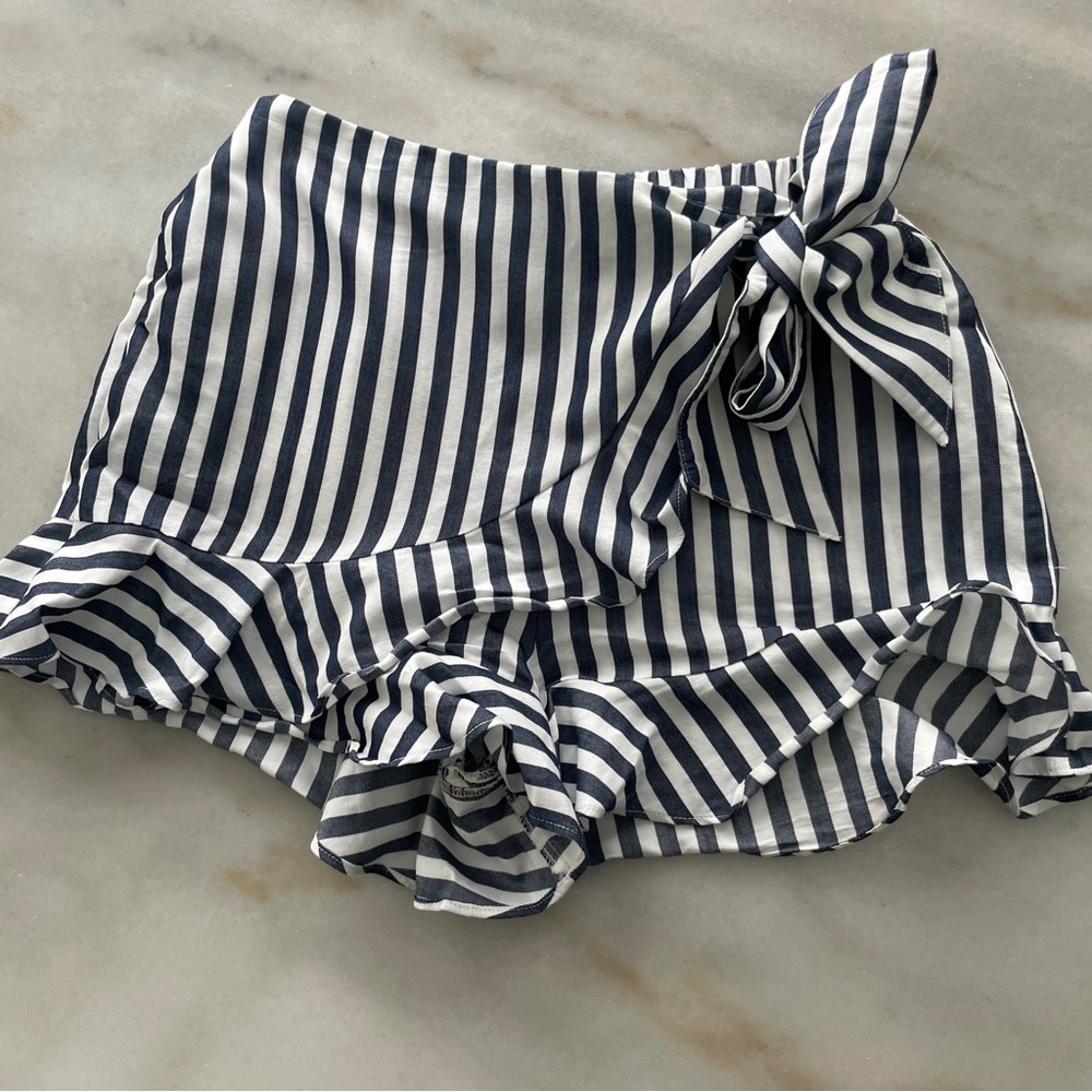 F21 Striped Navy and White Ruffle Shorts size M